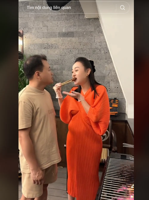 Nữ diễn viên phim Hương vị tình thân chia sẻ: "Có ai như nhà Oanh không, vợ nấu chồng đều khen ngon. Niềm động viên tinh thần để chăm vào bếp".
