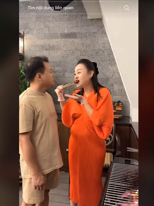 Nữ diễn viên phim Hương vị tình thân chia sẻ: "Có ai như nhà Oanh không, vợ nấu chồng đều khen ngon. Niềm động viên tinh thần để chăm vào bếp".