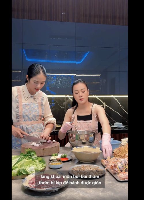 Ngọc Hân chú tâm học nấu ăn từ cô bạn thân.