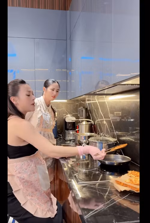 Nàng hậu chăm chú xem Phương Oanh rán bánh tép tôm nhảy.