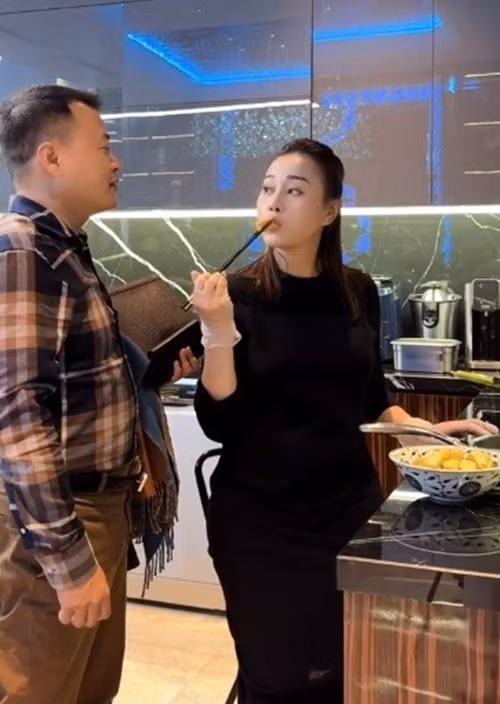 Bà bầu cho biết, nấu ăn cho người thân là một trong những niềm hạnh phúc của cô.