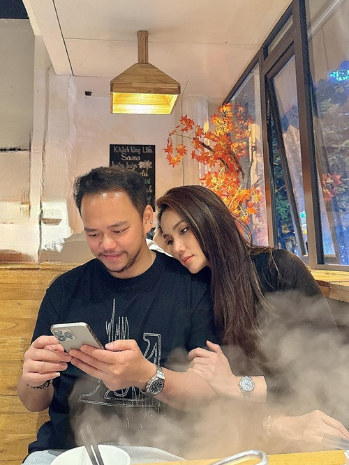 “Có chăng mình có thay đổi tý là đanh đá hơn chút, nhưng anh ý vẫn thương yêu mình lắm”, cô hài hước chia sẻ.