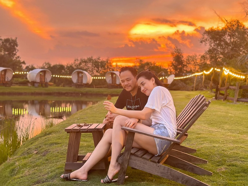 Trang Nhung và Hoàng Duy công khai hẹn hò vào năm 2013. Tháng 10/2014, cặp đôi đính hôn. Tháng 1/2016, cả hai tổ chức đám cưới.