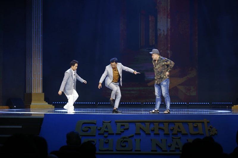 Trong Táo quân 2024, Quốc Khánh (giữa) đóng Ngọc Hoàng. Ngoài bộ trang phục của thiên đình quen thuộc, anh còn mặc vest khi đi vi hành. Ảnh: VFC.