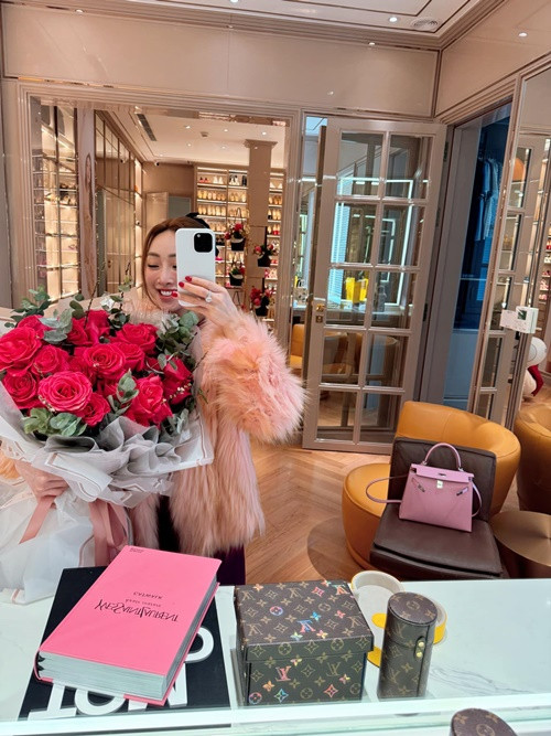 Lý Thùy Chang được chồng chiều chuộng. Dịp Valentine 2024, cô khoe loạt quà do ông xã tặng.