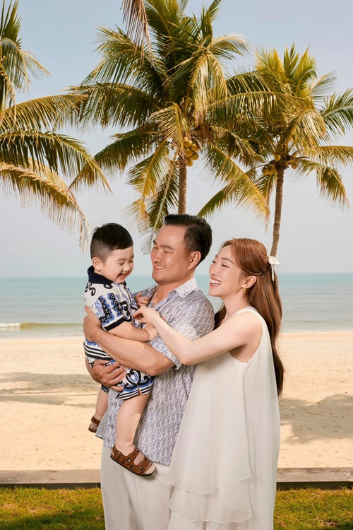 Nam diễn viên phim Đồng tiền xương máu thường xuyên đưa vợ con đi nghỉ dưỡng dù công việc kinh doanh bận rộn.