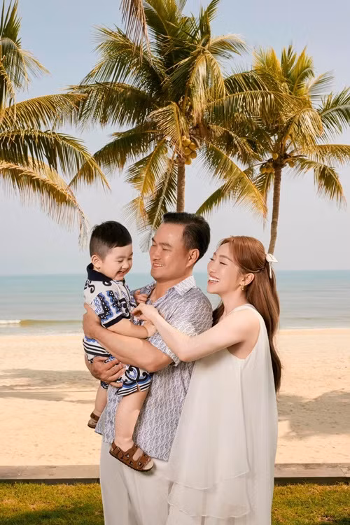 Nam diễn viên phim Đồng tiền xương máu thường xuyên đưa vợ con đi nghỉ dưỡng dù công việc kinh doanh bận rộn.