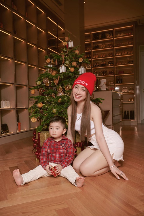 Nữ CEO khoe khéo tủ đồ chất đầy đồ hiệu.