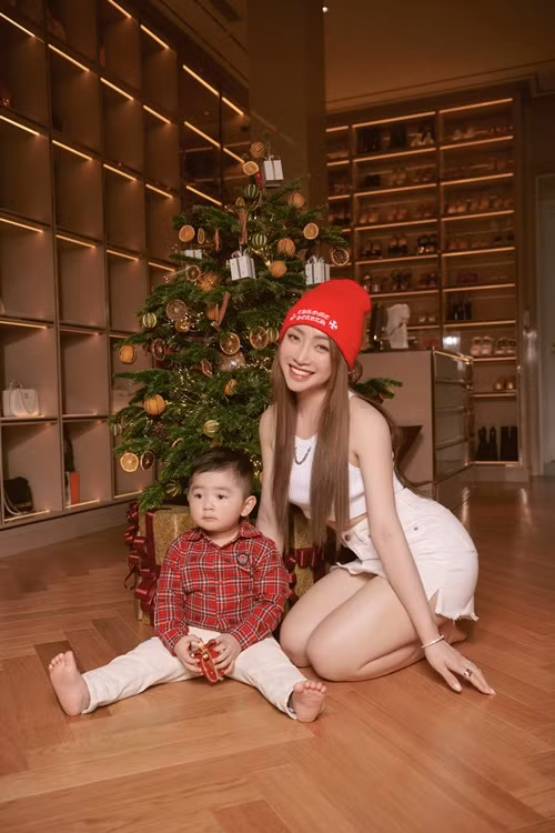 Nữ CEO khoe khéo tủ đồ chất đầy đồ hiệu.