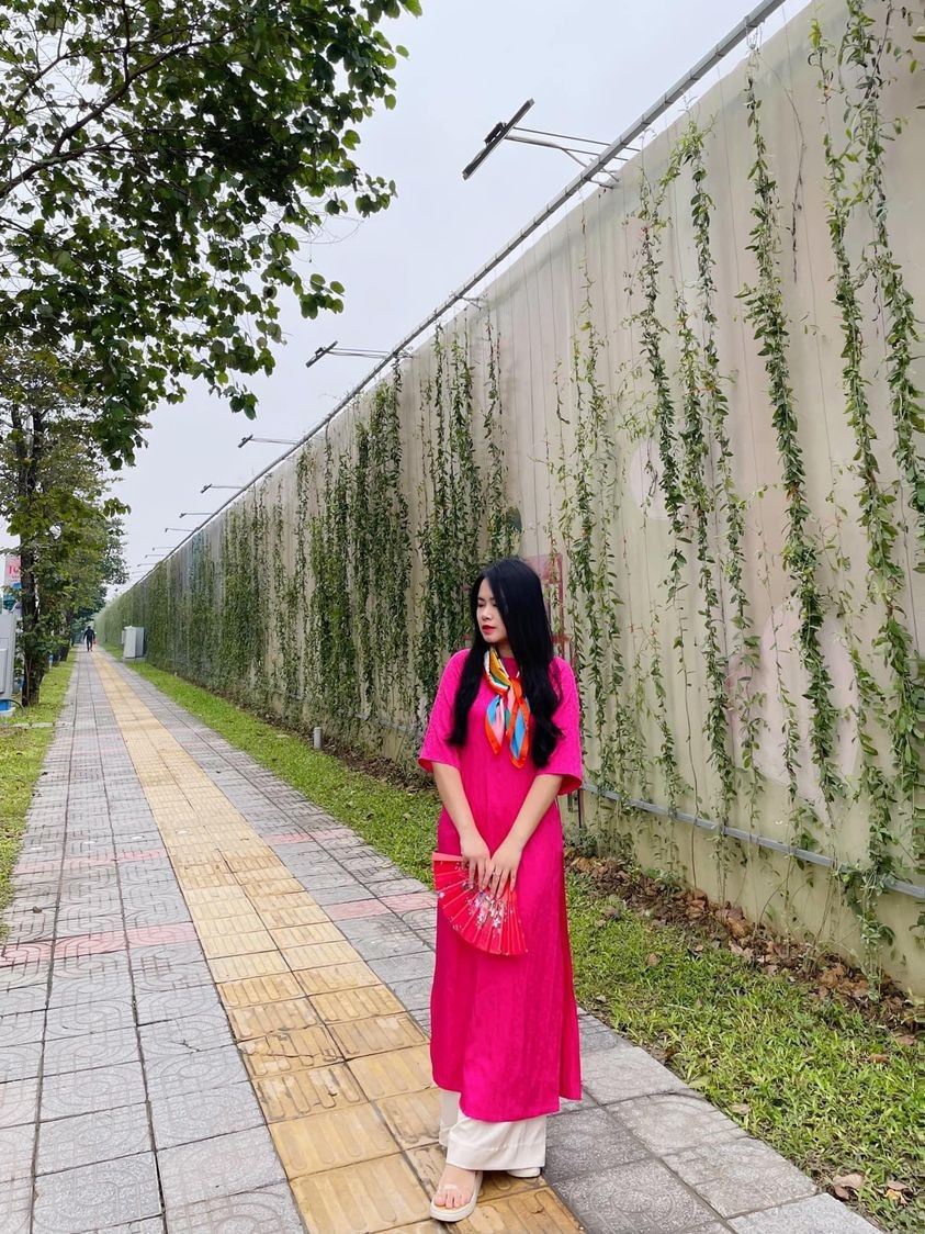 Nhiều bạn trẻ cũng không ngại bỏ tiền thuê người trang điểm, nhiếp ảnh riêng để có những tấm hình ưng ý.Những năm gần đây, ngày càng nhiều bạn trẻ ưa thích chụp ảnh với trang phục truyền thống trong dịp Tết Nguyên đán. Những bộ trang phục cầu kỳ, nhiều màu sắc khiến phố phường Hà Nội thêm phần nhộn nhịp và tràn ngập không khí Tết đến Xuân về.