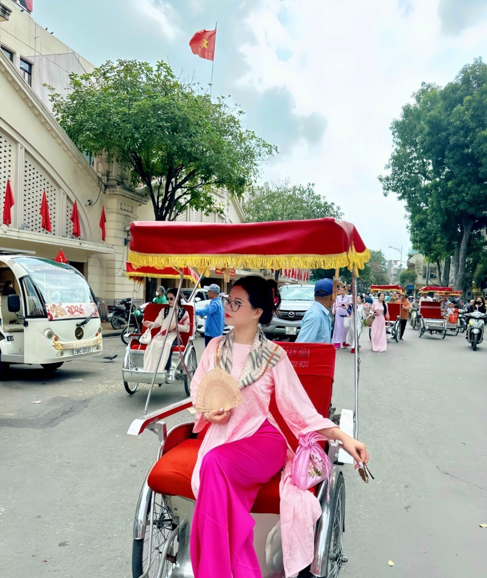 Năm nay, những chiếc áo dài cổ điển kết hợp khăn choàng, guốc mộc, kính và quạt vừa mang nét đẹp cổ điển vừa hiện đại đặc biệt được yêu thích. (Nguồn: KT&amp;ĐT)