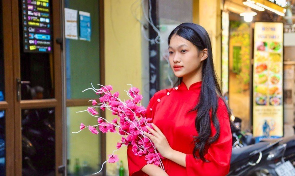 Áo dài đỏ cũng được nhiều bạn trẻ lựa chọn. (Nguồn: KT&amp;ĐT)