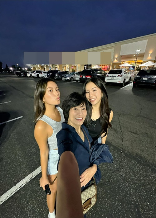 Hồng Đào chia sẻ, trong điện thoại con gái có cài đặt ứng dụng dõi theo cô nên cô đi đâu con biết hết. “Có những hôm tôi ham vui với bạn bè đến tối, con nhắn tin hỏi sao mẹ chưa về nhà. Tôi biết con thương tôi nhưng cách thể hiện không phải là nói nhớ mẹ hay thương mẹ”, Hồng Đào bày tỏ. Ảnh: Người Đưa Tin.