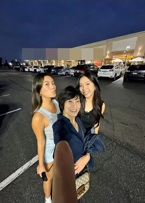 Hồng Đào chia sẻ, trong điện thoại con gái có cài đặt ứng dụng dõi theo cô nên cô đi đâu con biết hết. “Có những hôm tôi ham vui với bạn bè đến tối, con nhắn tin hỏi sao mẹ chưa về nhà. Tôi biết con thương tôi nhưng cách thể hiện không phải là nói nhớ mẹ hay thương mẹ”, Hồng Đào bày tỏ. Ảnh: Người Đưa Tin.