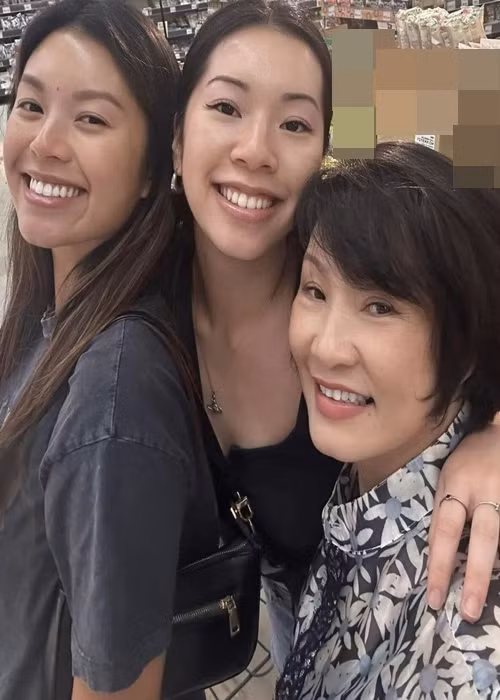 "Bao nhiêu năm trôi qua, tôi không ở nhà chăm sóc các con vào những ngày lễ vì bận đi diễn. Lúc đó cô giáo cũng hay hỏi tôi làm công việc gì mà để con ở với ông bà trong những dịp đặc biệt. Tôi trình bày rồi cứ lao vào công việc. Đến khi năm con 18 tuổi, tôi mới giật mình vì những năm qua không có dịp lễ tết nào mình ở nhà với cháu. Tôi tiếc nuối vì giá như mình bớt công việc lại để ở cạnh các con”, Người Đưa Tin dẫn lời vợ cũ Quang Minh. Ảnh: Người Đưa Tin.