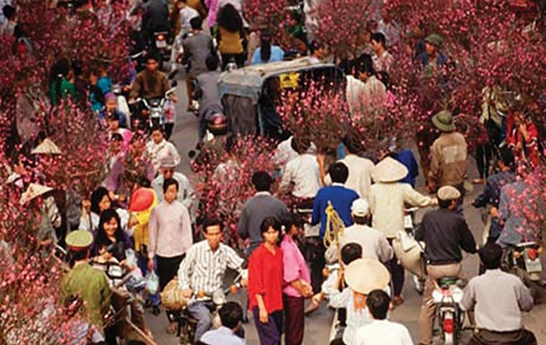 Di cho hoa Hang Luoc tim vi Tet xua cua nguoi Ha thanh