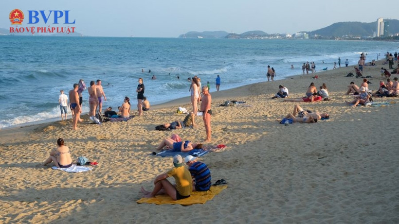 Từ trước Tết Nguyên đán Giáp Thìn, những đoàn xe du lịch cỡ lớn loại 50 chỗ xuất hiện dày hơn trên đường phố và các điểm du lịch, vui chơi giải trí, cơ sở ăn uống trên địa bàn thành phố biển Nha Trang và tỉnh Khánh Hòa. Trên dọc tuyến bãi biển Nha Trang, các khu vực đặt ghế dù phục vụ khách du lịch tấp nập trở lại.