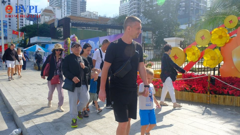 Tại các điểm đến quen thuộc: Tháp Bà Ponagar Nha Trang, Hòn Chồng, Nhà thờ Đá,.. cũng như dọc các tuyến phố chính, công viên ven biển, các khu du lịch biển đảo và không gian Hội Hoa xuân Tết Giáp Thìn tại Công viên Yến Phi, du khách trong nước và quốc tế dập dìu qua lại.