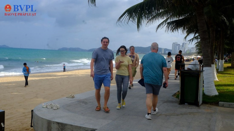 Cũng trong sáng Mùng 1 Tết, ngành Du lịch tỉnh Khánh Hòa, Cảng Hàng không quốc tế (HKQT) Cam Ranh và Chi nhánh Vietnam Airlines phối hợp tổ chức lễ đón chuyến bay “xông đất” đầu năm mới Giáp Thìn 2024.