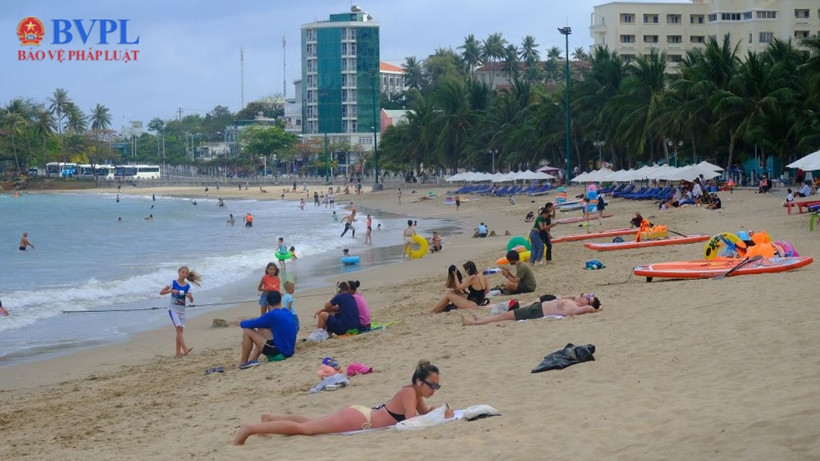 Chiều và đêm 30 Tết, hàng đoàn xe du lịch từ các tỉnh phía nam và Tây Nguyên nối nhau đổ về trung tâm thành phố Nha Trang. Dọc tuyến đường biển Trần Phú, Phạm Văn Đồng,.. và tuyến “phố Tây”" Hùng Vương, hàng quán và các khách sạn nhộn nhịp.