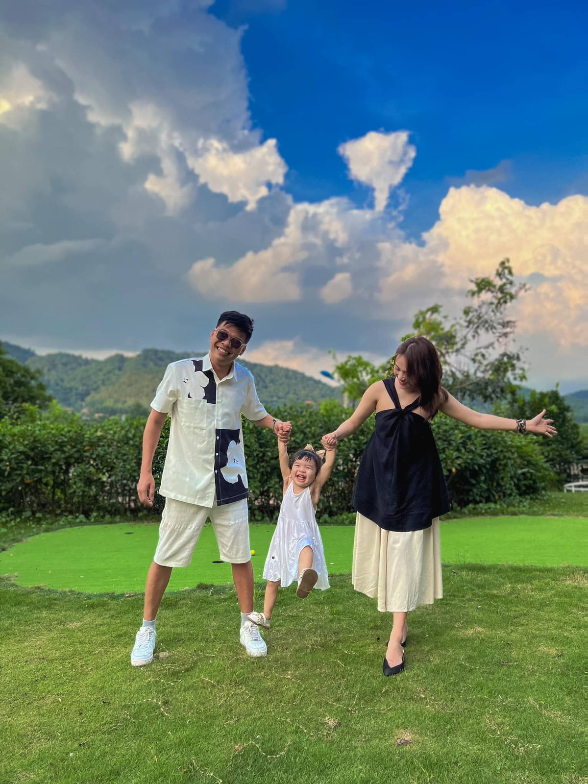 Chia sẻ trên Tiền Phong, Ngọc Hà cho biết, cô từng gặp áp lực khi chồng quá bận rộn, tuy nhiên giữa hai vợ chồng luôn có sự chia sẻ và cảm thông cho nhau.