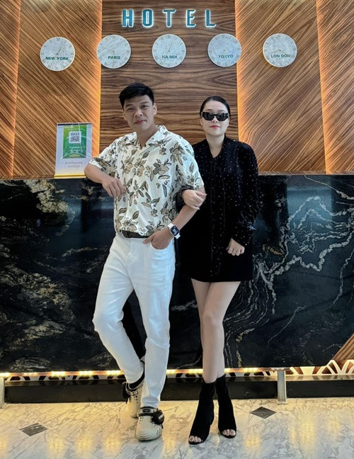 Vợ Trung Ruồi nhận được nhiều lời khen ngợi vì nhan sắc xinh đẹp như hot girl.