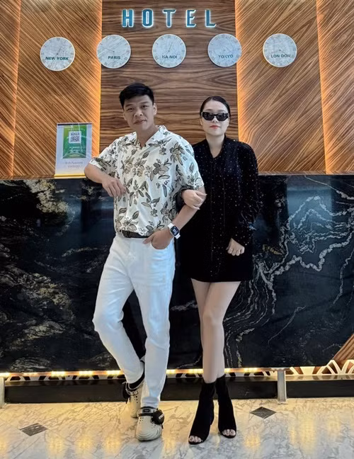 Vợ Trung Ruồi nhận được nhiều lời khen ngợi vì nhan sắc xinh đẹp như hot girl.