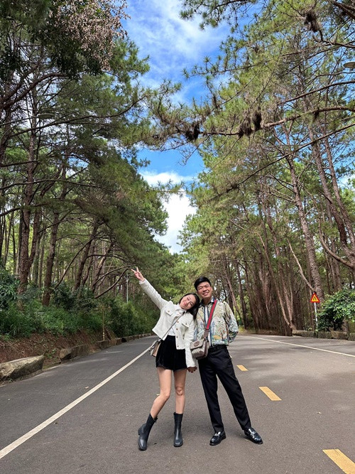 Từng hoạt động nghệ thuật, Ngọc Hà chia sẻ trên Dân Trí, cô hiểu đặc thù nghề nghiệp của chồng. Bởi vậy, cô không quá lo lắng, ghen tuông khi chồng thường xuyên xa nhà, lại có nhiều bạn diễn trẻ đẹp xung quanh.