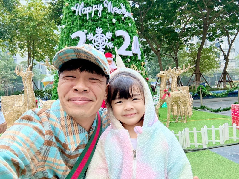 Con gái của Trung Ruồi ngày càng xinh xắn, là bản sao nhí của bố.