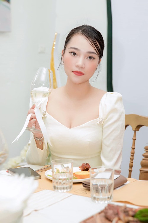 Vợ Trung Ruồi sinh năm 1996, kém chồng 3 tuổi, cô đến từ Yên Bái.