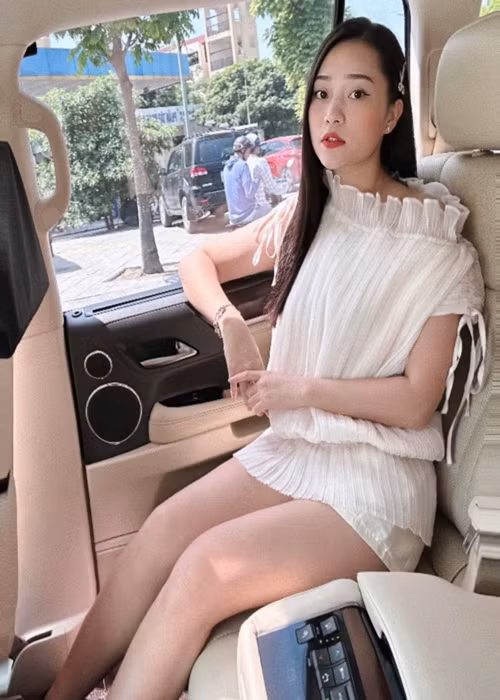 Ngọc Hà là diễn viên múa, từng công tác tại Nhà hát nghệ thuật đương đại.