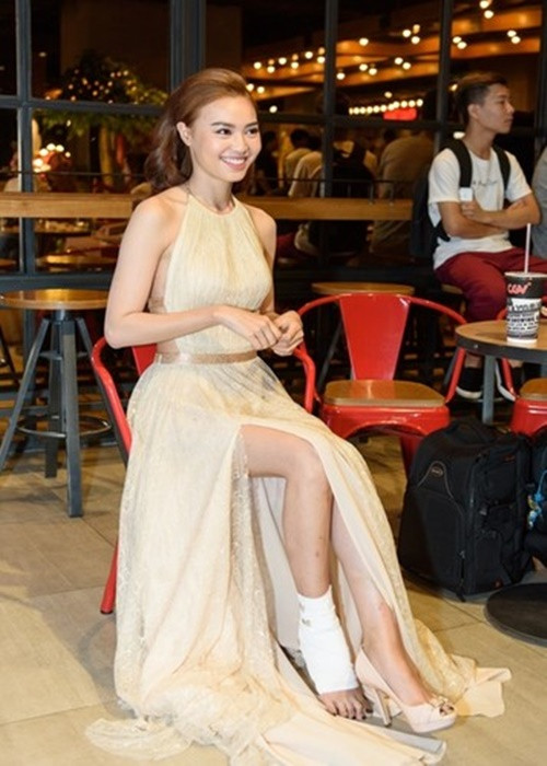 Trong một pha rượt đuổi phim Găng tay đỏ, do không phanh kịp, Ninh Dương Lan Ngọc bị ngã, va chạm mạnh khiến chân bị móc ngược vào bánh xe. Lan Ngọc bị gãy xương chân, phải bó bột. Cảnh rượt đuổi vốn do cascadeur thực hiện nhưng Lan Ngọc muốn tự mình đảm nhận nên gặp tai nạn phim trường đáng tiếc. Ảnh: Znews.