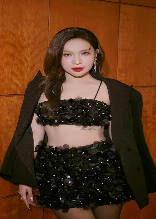 Khả Như phải hủy hàng loạt show diễn vì tai nạn bỏng. Sau một thời gian điều trị, tinh thần của nữ diễn viên đã ổn định. Cô cho biết tai nạn này là do lỗi của bản thân chứ không phải của ê kíp chương trình. Ảnh: FBNV.