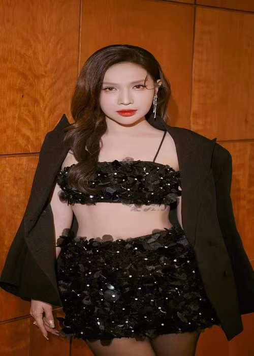 Khả Như phải hủy hàng loạt show diễn vì tai nạn bỏng. Sau một thời gian điều trị, tinh thần của nữ diễn viên đã ổn định. Cô cho biết tai nạn này là do lỗi của bản thân chứ không phải của ê kíp chương trình. Ảnh: FBNV.