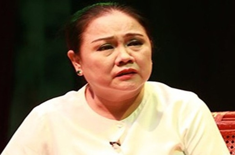 Năm 2020, nghệ sĩ Ái Như té từ bục cao xuống sân khấu trong thời gian chuyển cảnh của vở diễn Hãy khóc đi em. Tuy nhiên, sau khi diễn xong, Ái Như mới đi cấp cứu. Tại bệnh viện, bác sĩ chẩn đoán nữ nghệ sĩ bị chấn thương đốt sống, phải mổ. Ảnh: Tiền Phong.