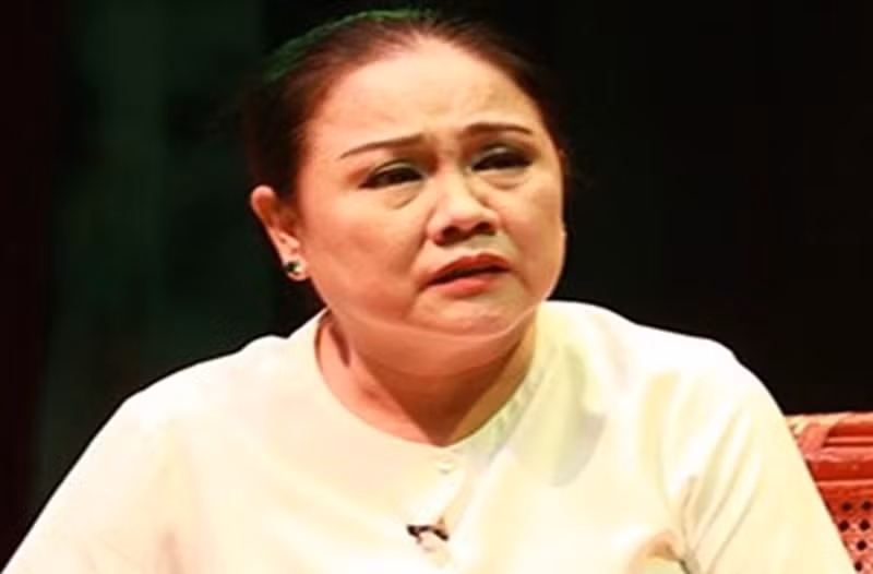 Năm 2020, nghệ sĩ Ái Như té từ bục cao xuống sân khấu trong thời gian chuyển cảnh của vở diễn Hãy khóc đi em. Tuy nhiên, sau khi diễn xong, Ái Như mới đi cấp cứu. Tại bệnh viện, bác sĩ chẩn đoán nữ nghệ sĩ bị chấn thương đốt sống, phải mổ. Ảnh: Tiền Phong.