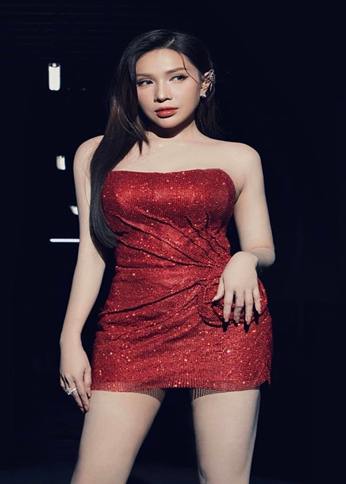 Không chỉ Đàm Vĩnh Hưng gặp tai nạn sân khấu, nhiều sao Việt cũng rơi vào tình cảnh tương tự. Khả Như là một trong số đó. Cô bị bỏng mặt khi tập luyện tiết mục phun lửa cho liveshow của diễn viên Kiều Minh Tuấn. Ảnh: FBNV.