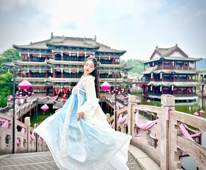 Con gái Thuý Hạnh thường xuyên du lịch nước ngoài cùng gia đình. Ảnh: FBNV.