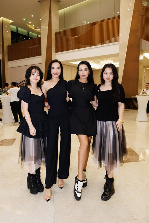 Cô nhóc cao gần bằng người mẹ là siêu mẫu. Ảnh: FBNV.