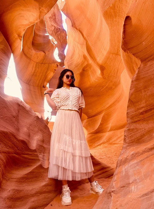 Suti chuộng mặc trang phục nữ tính. Ảnh: FBNV.