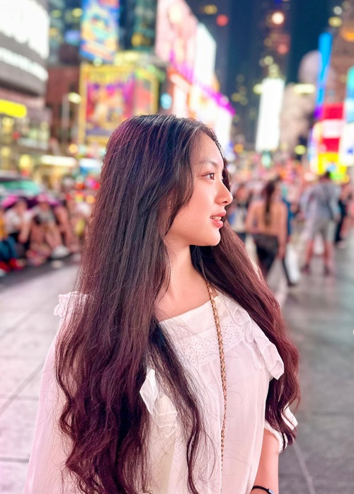 Gương mặt góc nghiêng của Suti được một số khán giả nhận xét giống nữ diễn viên Kim Tae Hee. Ảnh: FBNV.