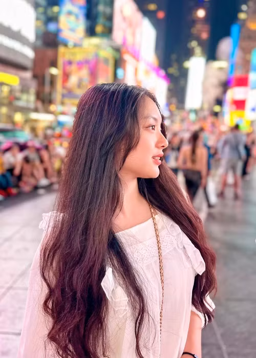 Gương mặt góc nghiêng của Suti được một số khán giả nhận xét giống nữ diễn viên Kim Tae Hee. Ảnh: FBNV.