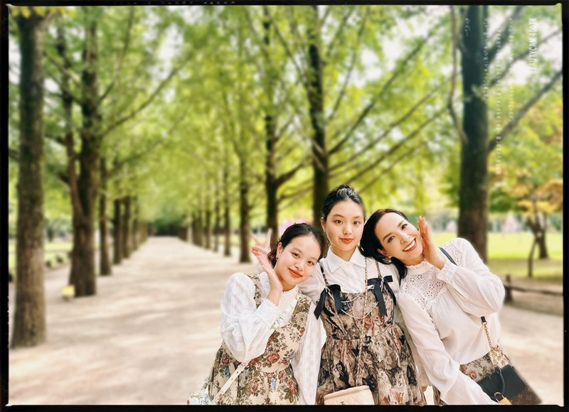 Suti du lịch Hàn Quốc cùng bố mẹ và chị gái. Ảnh: FBNV.