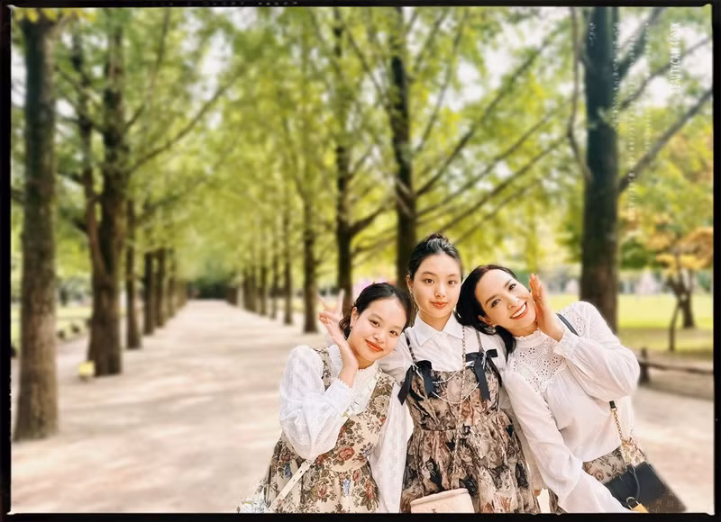 Suti du lịch Hàn Quốc cùng bố mẹ và chị gái. Ảnh: FBNV.