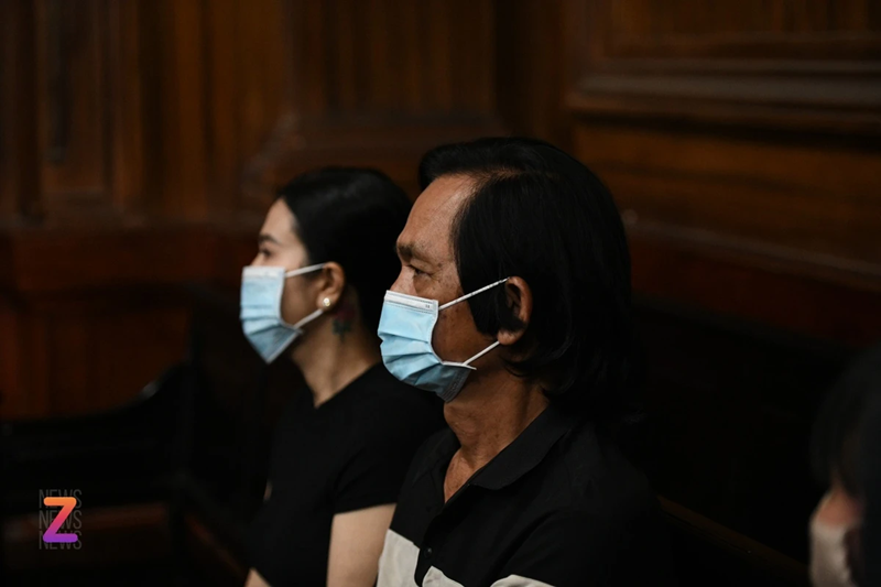 Ông Trần Tòng - bố Ngọc Trinh đến tòa từ sớm. Kết thúc phiên tòa, ông chia sẻ trên Dân Trí: "Tôi rất vui mừng". Ảnh: Znews.