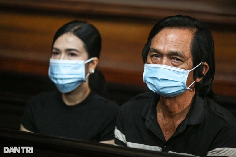 Ông Tòng chia sẻ, khi Ngọc Trinh bị bắt tạm giam, ông đi thăm con gái được một lần. Trước phiên tòa, ông đã rất lo lắng cho con gái. Ảnh: Dân Trí.