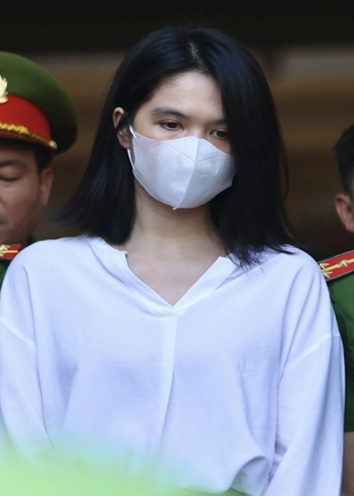 Sau phiên xét xử, Ngọc Trinh phải quay về trại giam làm thủ tục. Ảnh: Dân Trí.