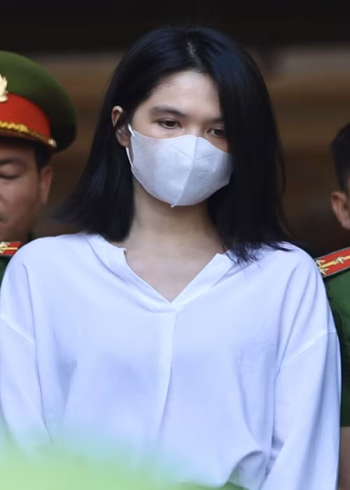 Sau phiên xét xử, Ngọc Trinh phải quay về trại giam làm thủ tục. Ảnh: Dân Trí.