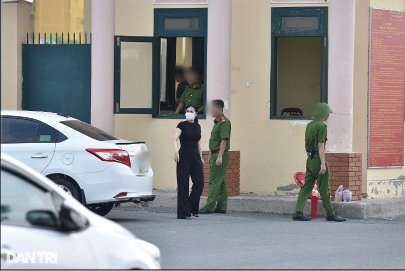 Chiều ngày 2/2, chị gái Ngọc Trinh có mặt để đón em gái về nhà. Ảnh: Vietnamnet.