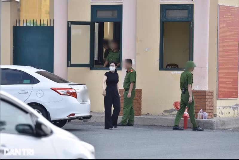 Chiều ngày 2/2, chị gái Ngọc Trinh có mặt để đón em gái về nhà. Ảnh: Vietnamnet.